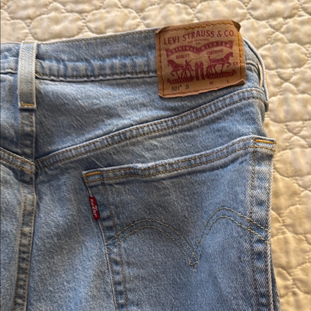 Women’s  levis 501 Light Blue Jeans - Picture 2 of 4